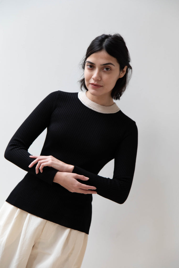 Une Heures | Longsleeve Contrast Mock Neck Top in Noir et Perle