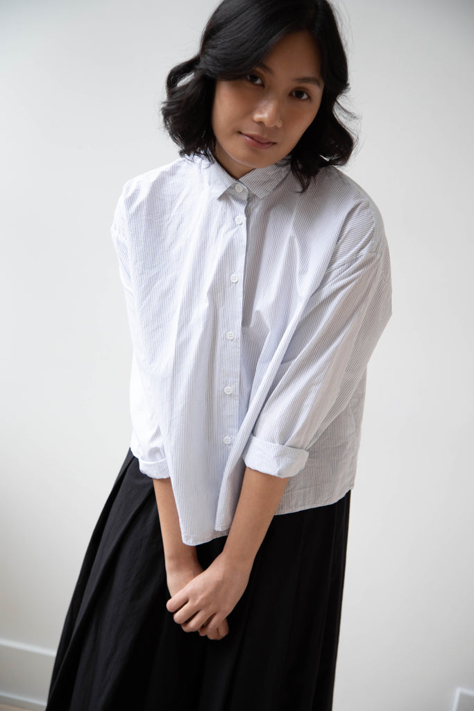 Bergfabel | Short Overshirt in White Pinstripe
