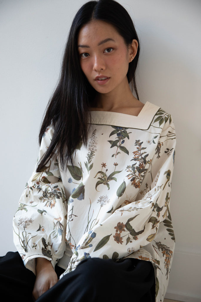 Aseedonclöud | Fog Collector's Blouse in Tea Garden Flower Print