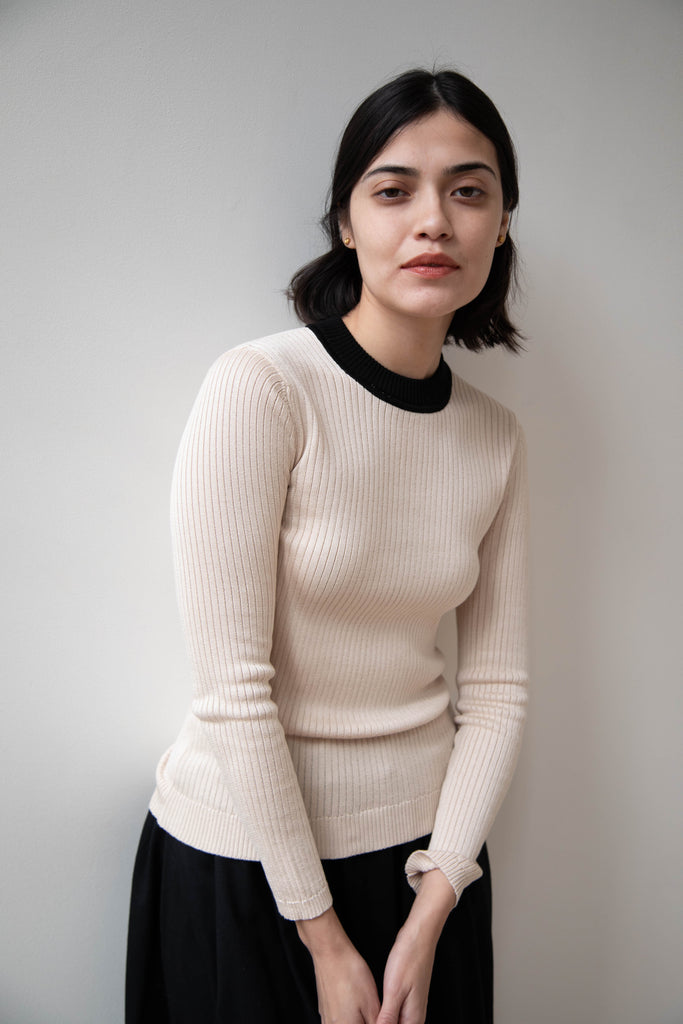 Une Heures | Longsleeve Contrast Mock Neck Top in Perle et Noir