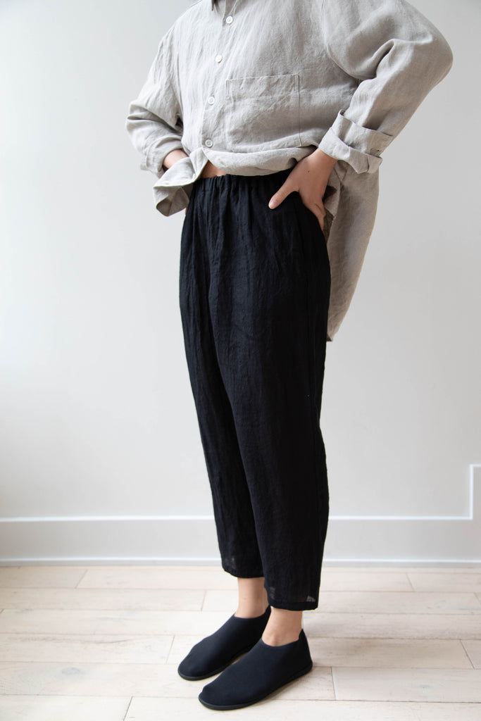 Apuntob | Classic Narrow Trouser in Black Linen