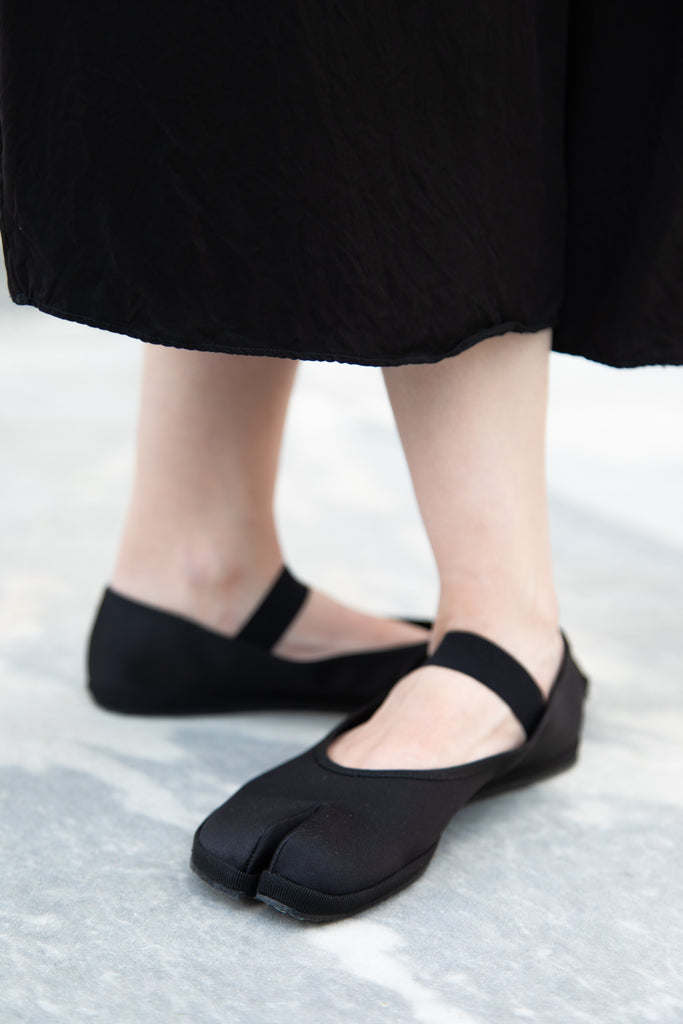 Drogheria Crivellini | Fu-Tabi Ballerina Shoes in Black Satin