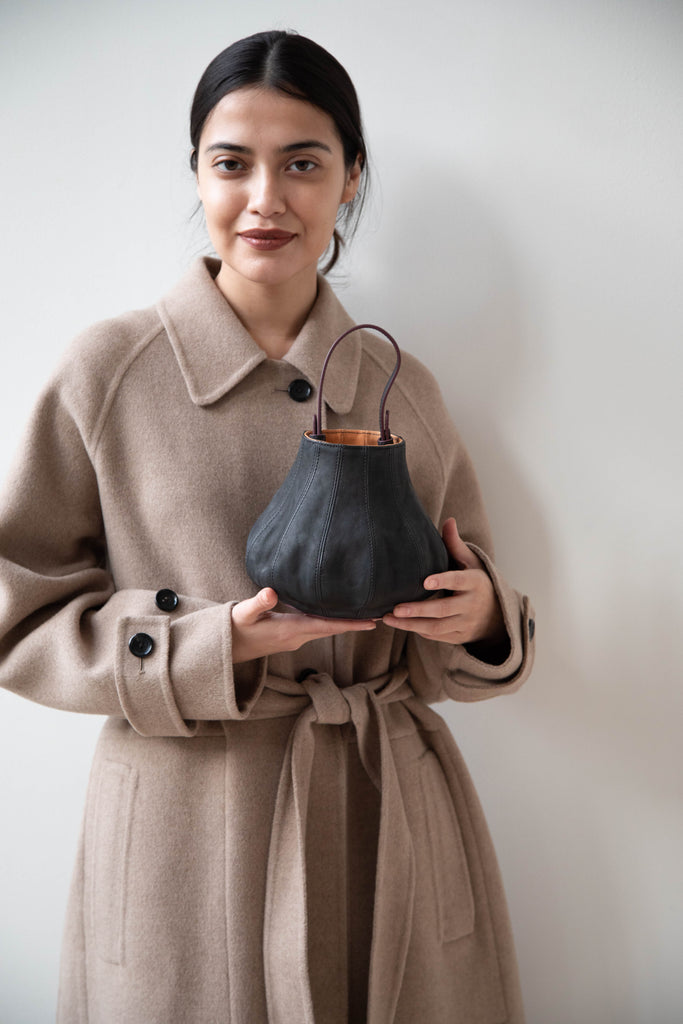 The Backward Vendor Onion Basket in Black Leather