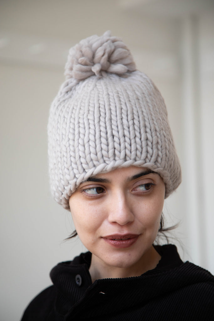Makié Pom Pom Hat in Light Mushroom