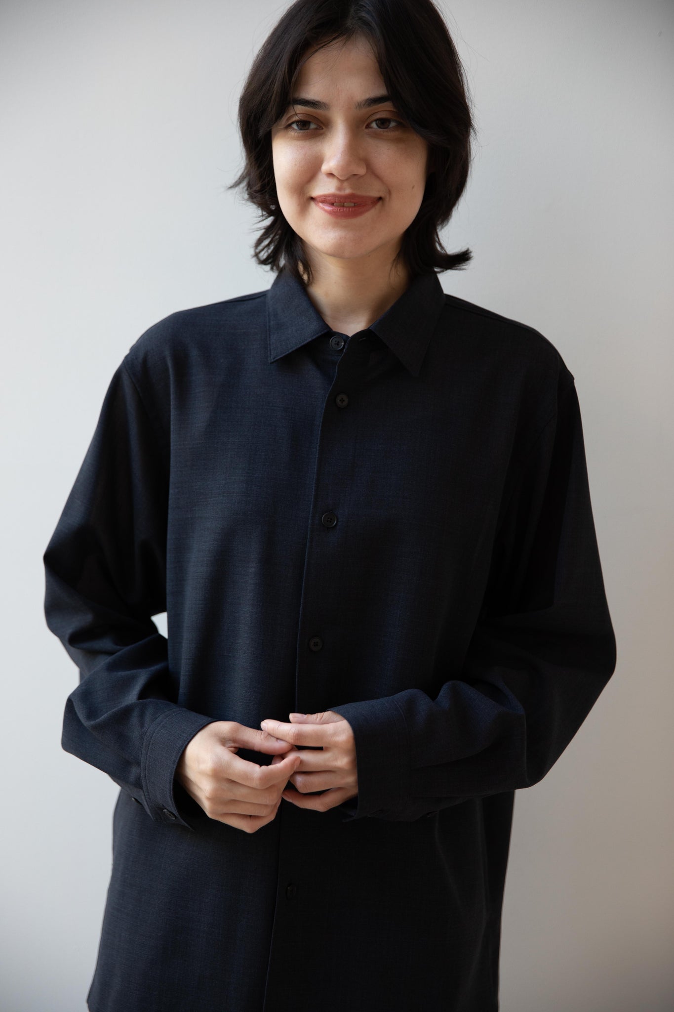 ATON／ジップシャツ（ブラック） rennes — Aton | Loose Fit Shirt in Navy Tropical Wool
