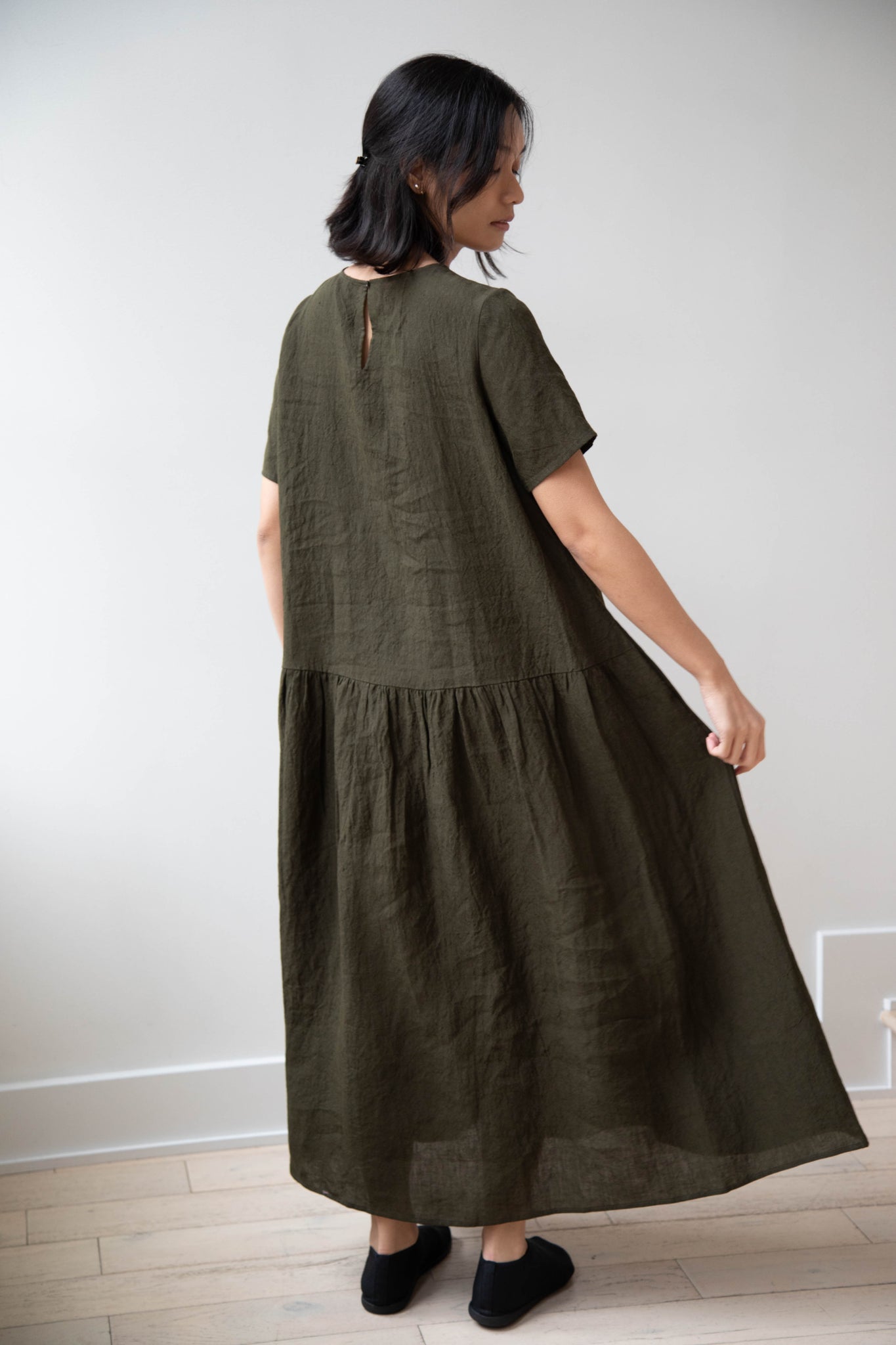 Apuntob | Linen Dress in Olive Green Apuntob | Linen Dress in Olive Green