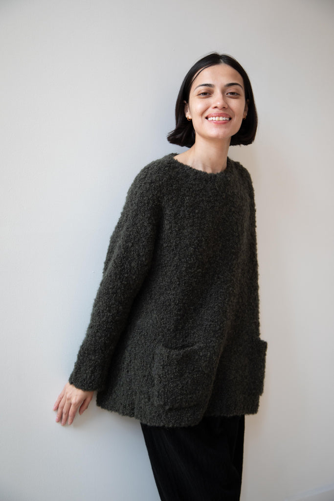 Maison de Soil | Crew Neck Pullover with Pockets in Dark Olive