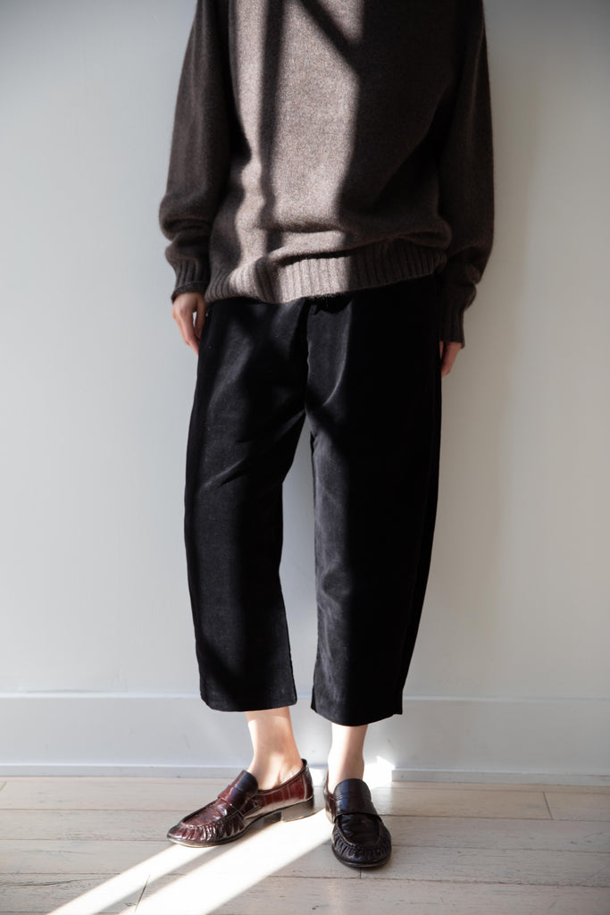 Apuntob | Velvet Curved Trousers in Black