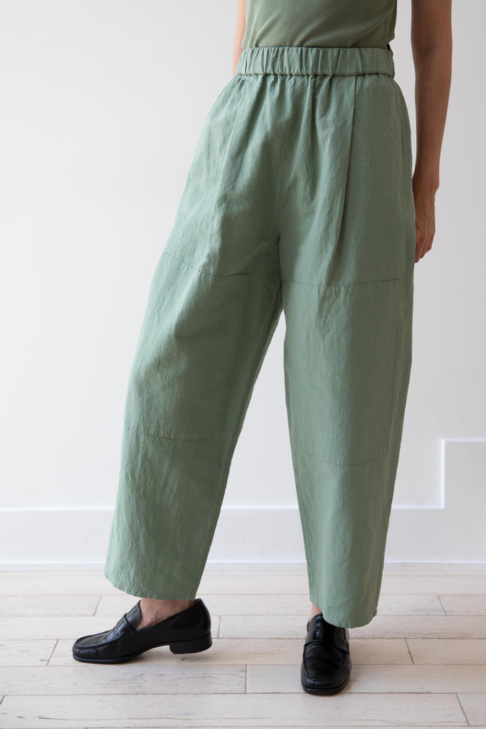 Arts & Science | One Tuck Relax Fit Pants in Light Green