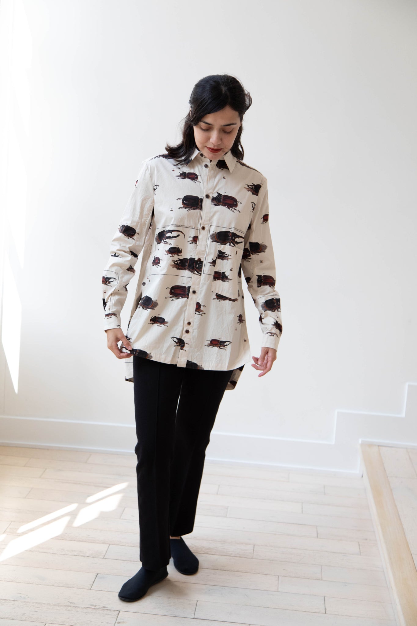未使用 ALEKSANDR MANAMIS print shirts ALEKSANDR MANAMIS THE HUNTER CLASSIC SHIRT WHITE-BLACK – SUUS