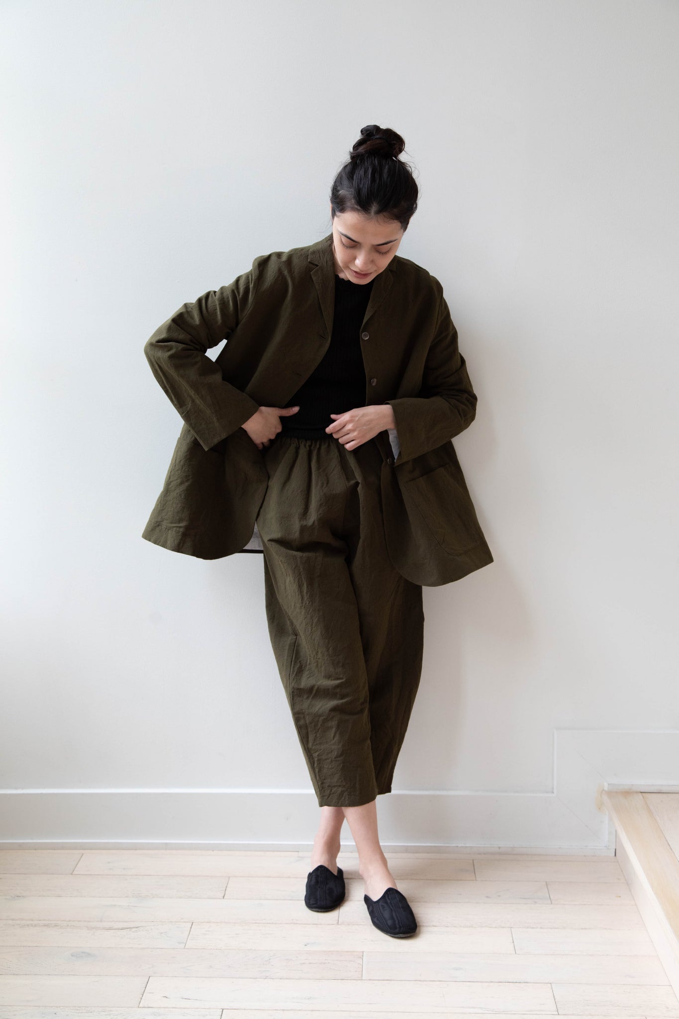 Apuntob | Long Linen Blazer in Olive Green