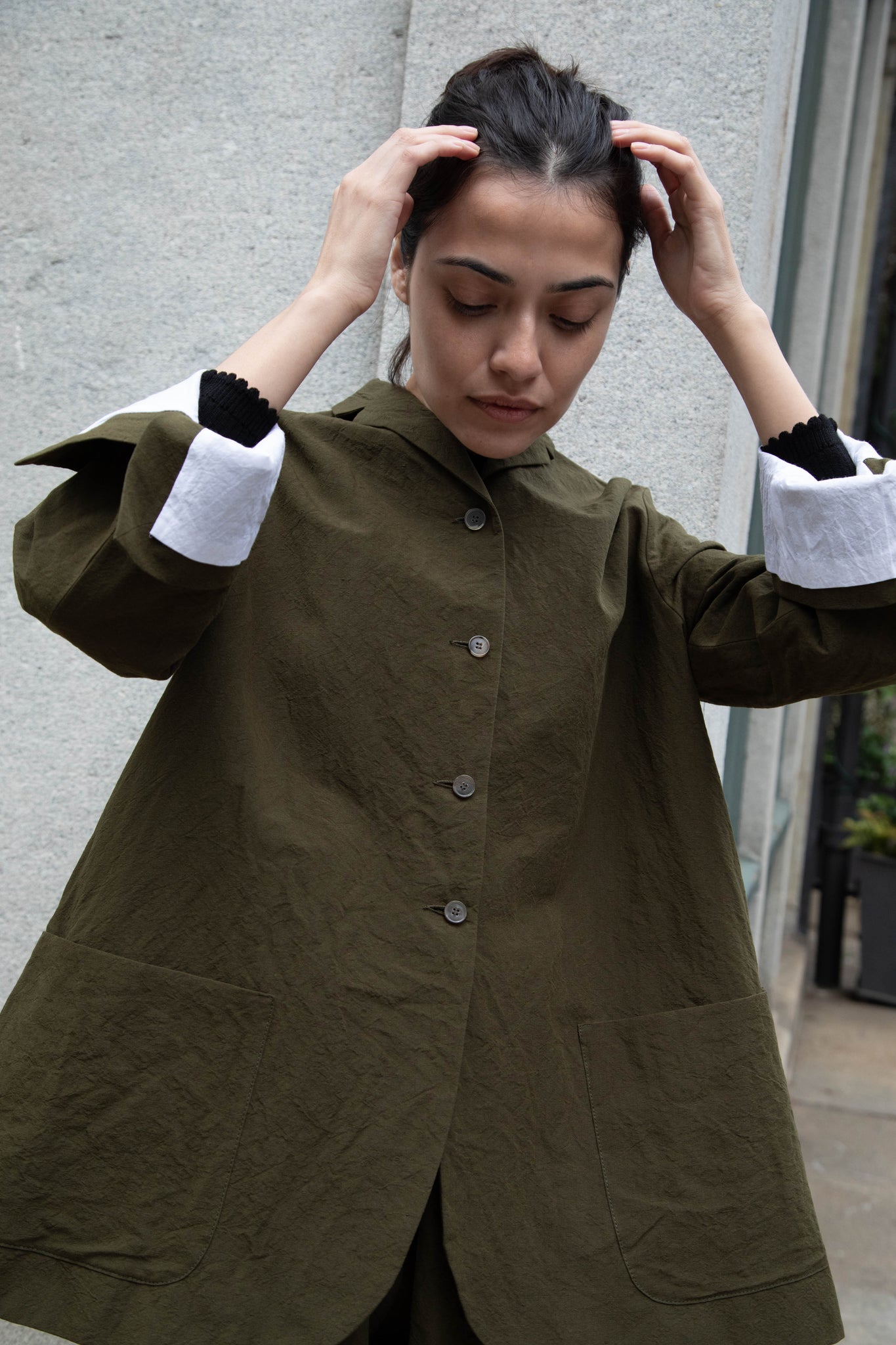 Apuntob | Long Linen Blazer in Olive Green