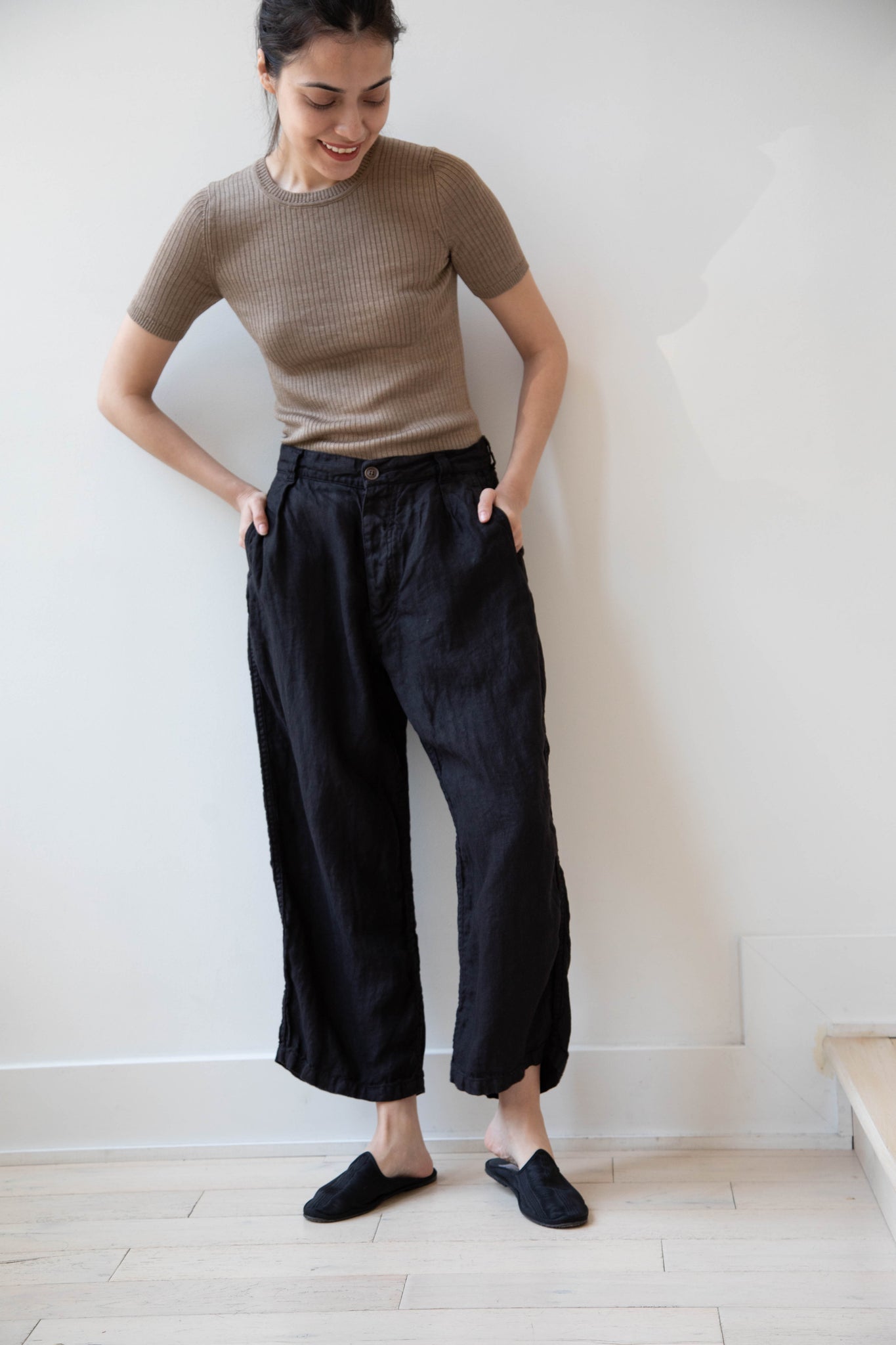 Armen | Tuck Pants in Black Twill Linen