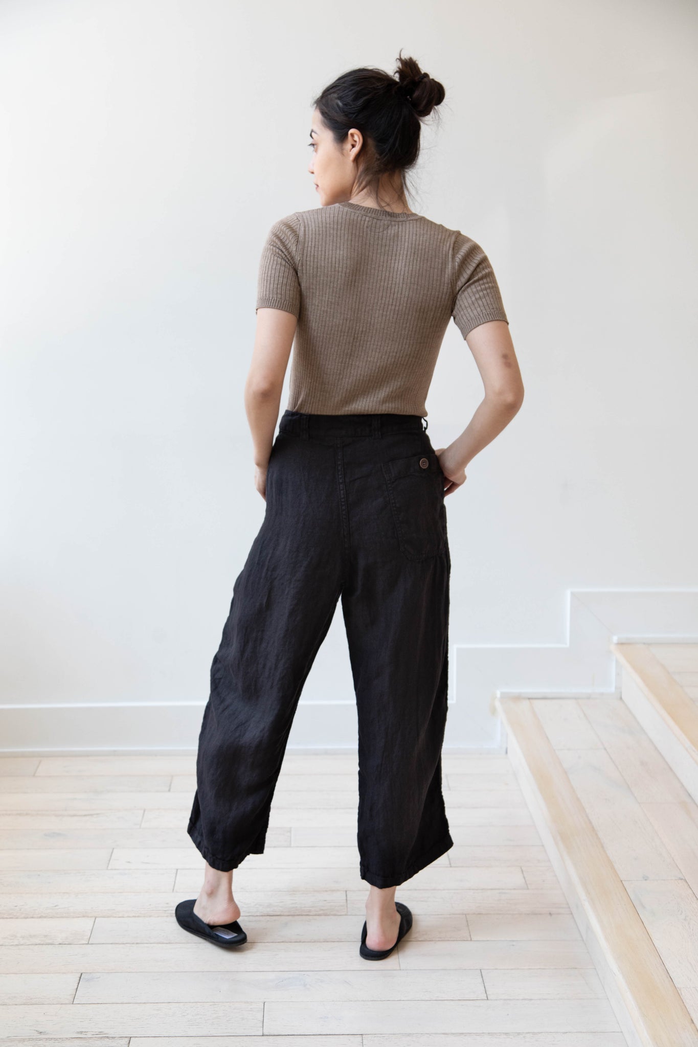 Armen | Tuck Pants in Black Twill Linen