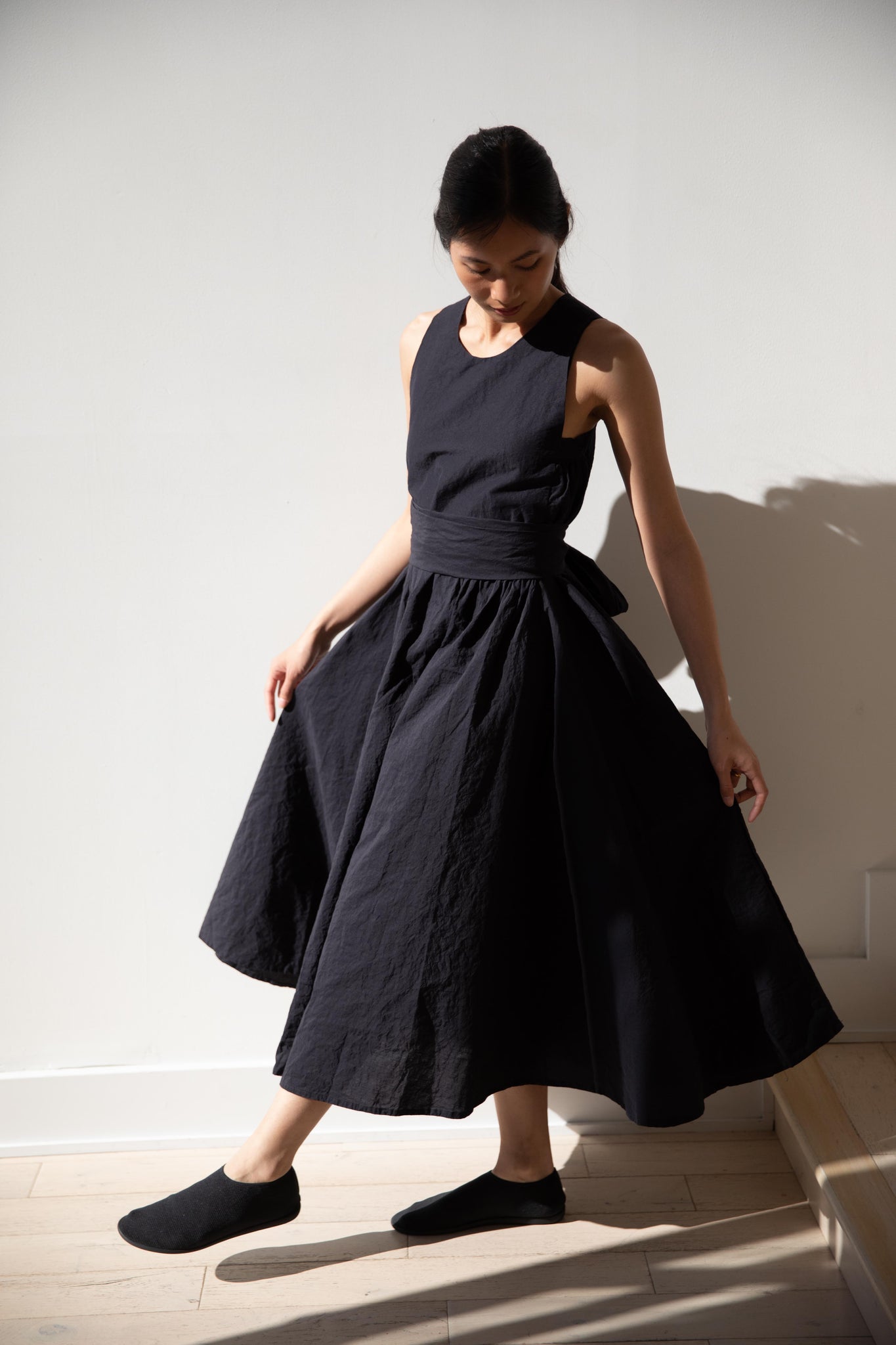 Bergfabel | Apron Dress in Midnight Cotton Linen Bergfabel | Apron Dress in Midnight Cotton Linen