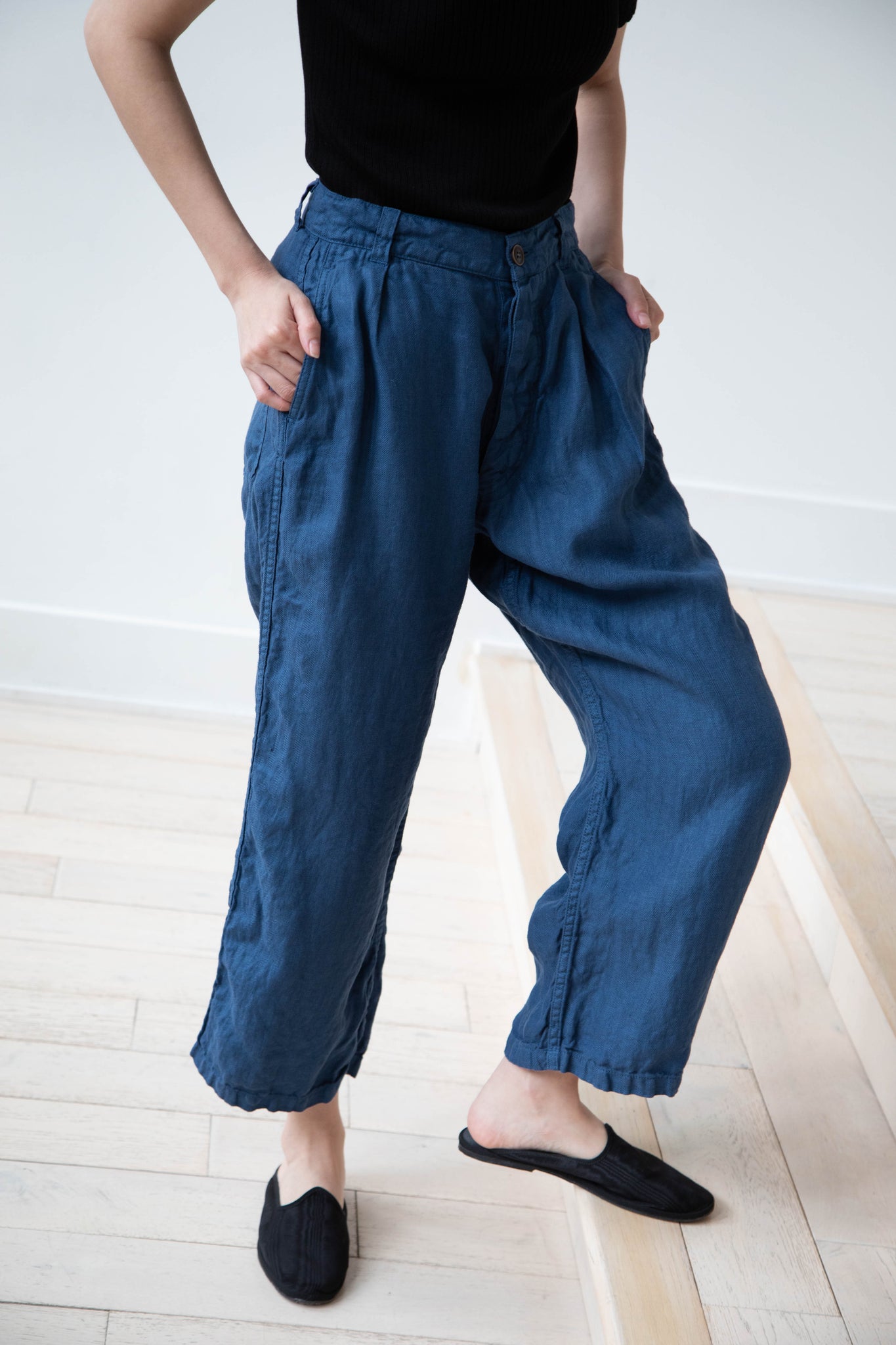 Armen | Tuck Pants in Blue Twill Linen