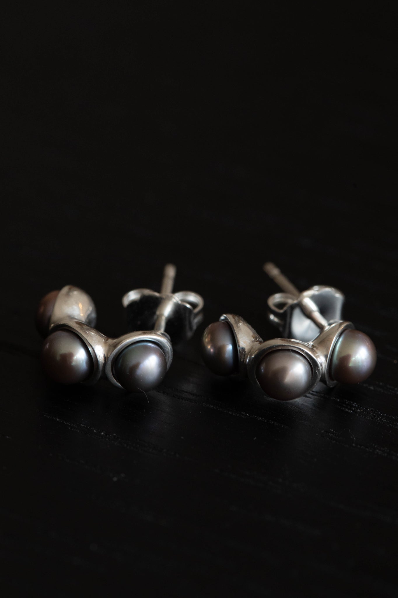 Quarry Syan Earrings in Silver & Grey Pearl