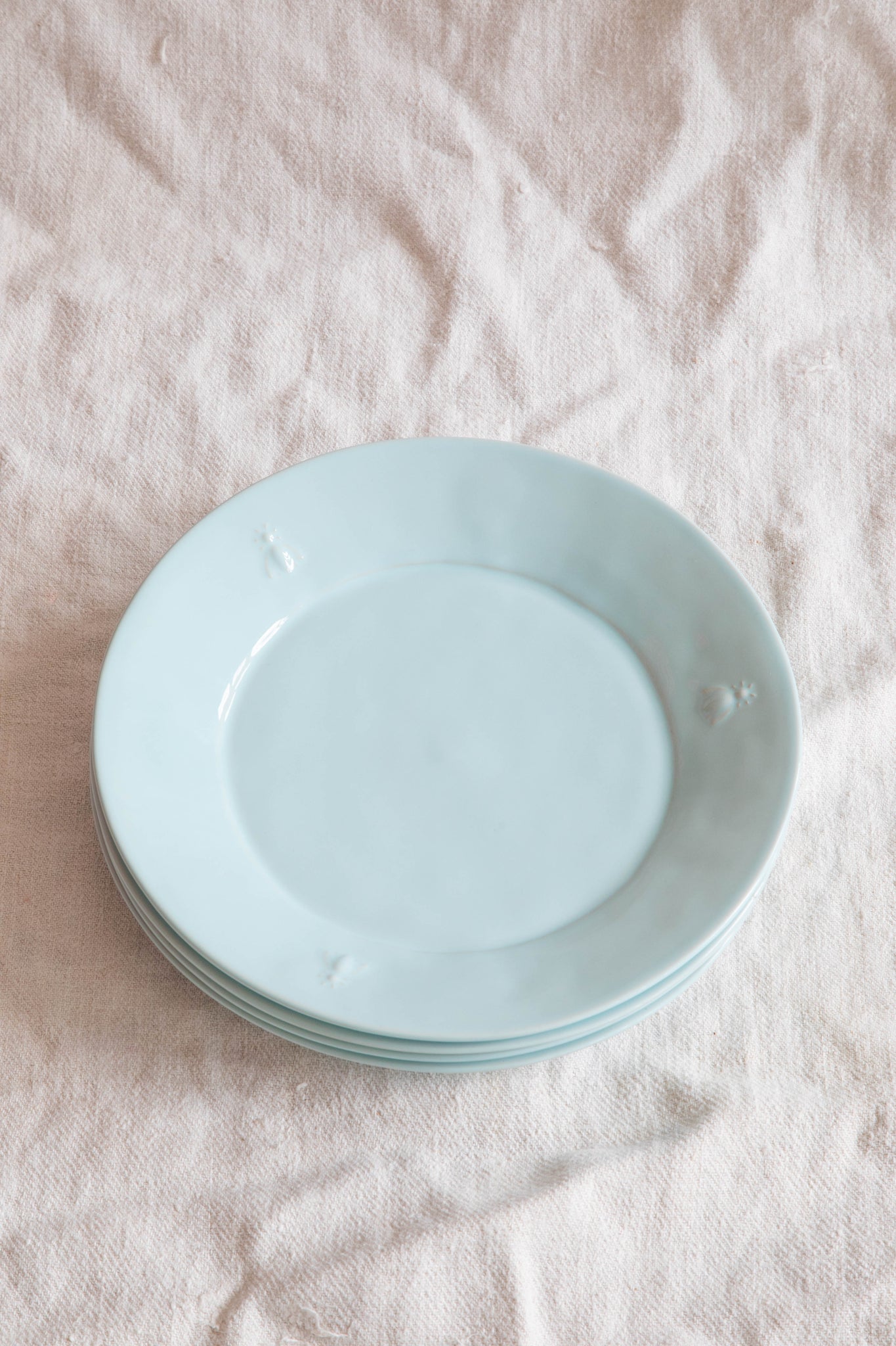 Ceramic Bee Dinner Plate in Bleu
