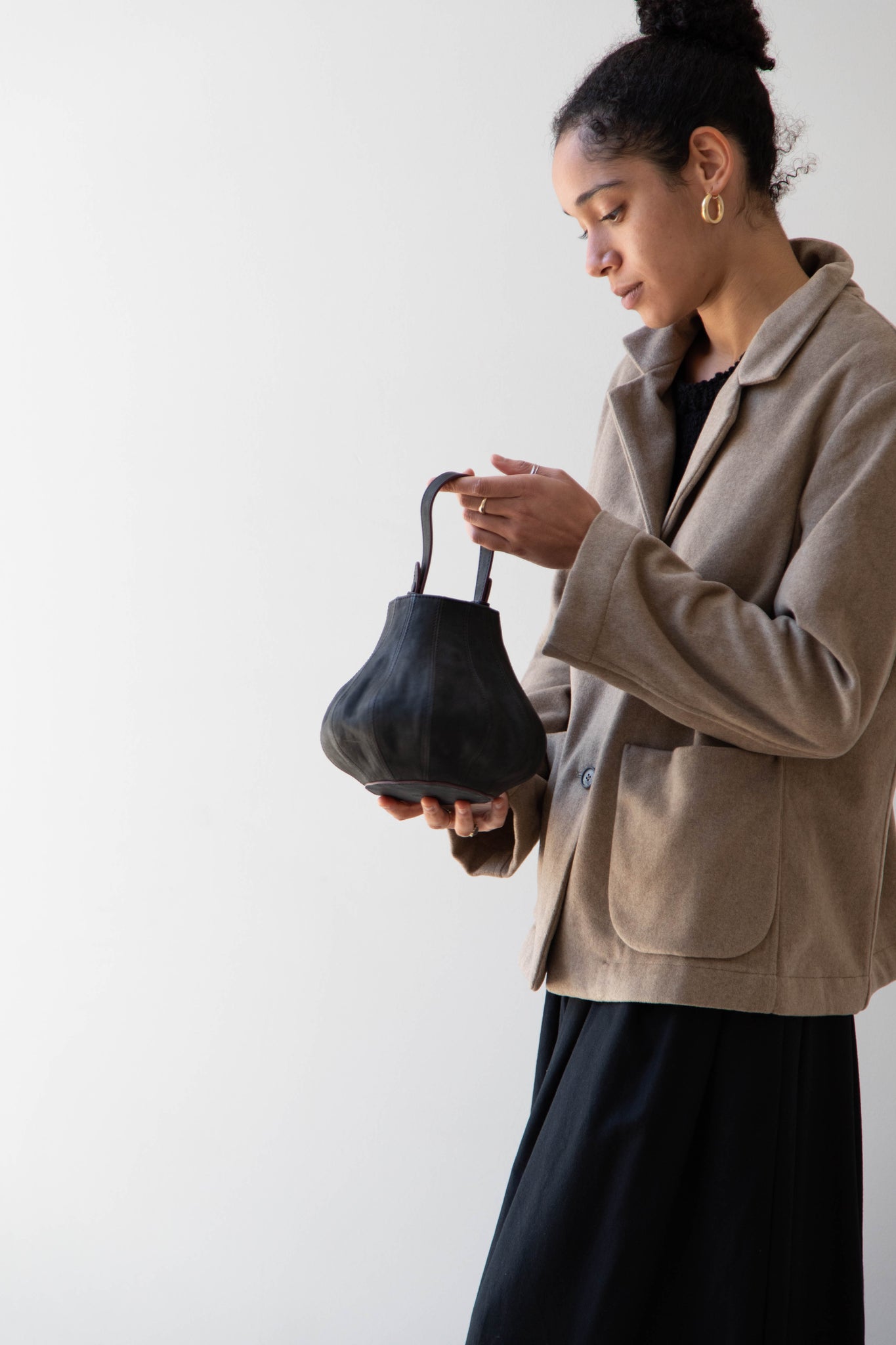 The Backward Vendor Onion Basket in Black Leather