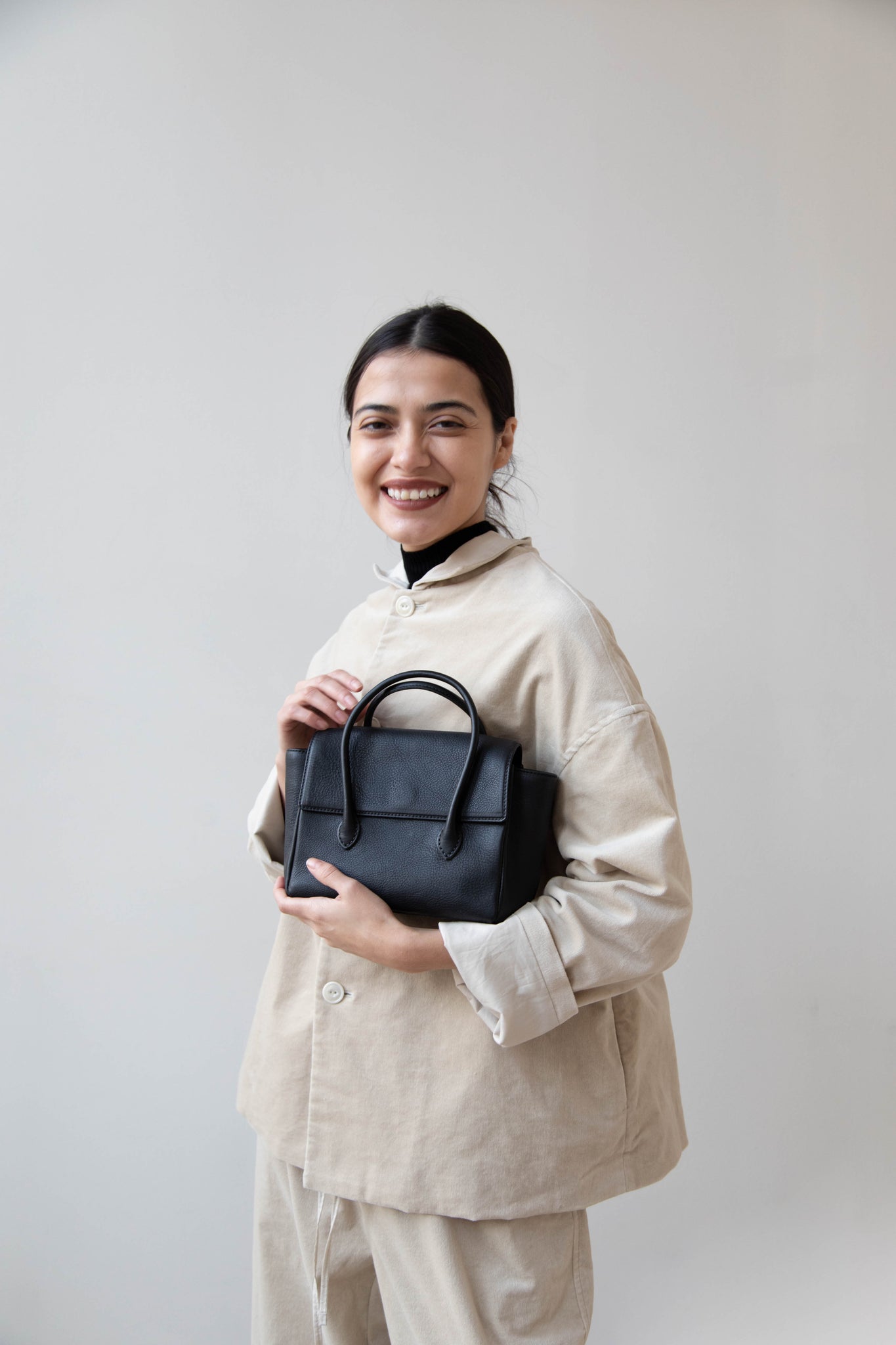 How to Wear the Jacquemus Mini Bag - THE FASHION HOUSE MOM