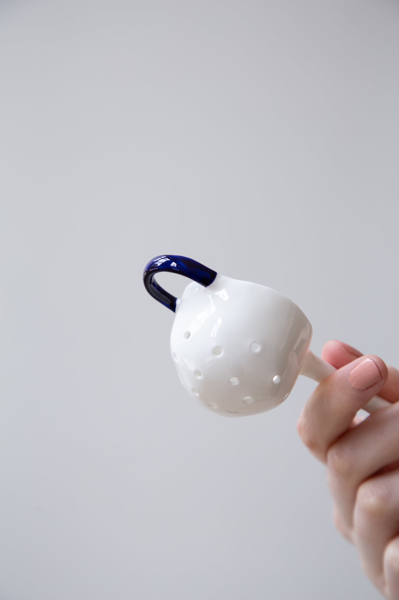 Feldspar | Tea Strainer in White & Cobalt